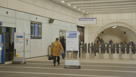 Eingang-Zur-U-Bahnstation-Der-New-Elizabeth-Line-In-Der-Bond-Street-London-UK-1